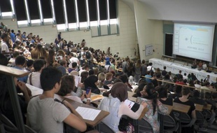 Des étudiants assistent à un cours de sciences à l'université d'Aix à Marseille le 8 septembre 2014