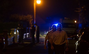 Moernach, le 2 septembre 2014. Des gendarmes sortent de la maison où une petite fille de onze a été tuée à l'arme blanche.
