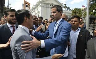 L'ambassadeur français Romain Nadal (à gauche) et le chef de l'opposition vénézuélienne Juan Guaido (à droite), le 5 janvier 2020 à Caracas.
