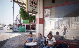 Saint-Gilles (Gard), le 30 mai 2012. Toute première commune de France gérée par le FN (1989-92). Dans cette petite ville à l'entrée de la Camargue le café des arts est fréquenté quasiment que par des Français originaires du Maghreb.