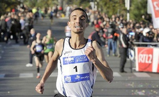Le marathonien français Abdellatif Meftah, lors d'une course à Nice, le 8 décembre 2011.