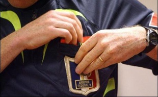 La Fédération française de football (FFF) a lancé mercredi une campagne pour la protection physique de l'arbitre, avec affiches, spots télé et images choc comparables à celles de la prévention routière, sous le slogan "La frappe, c'est dans le ballon".