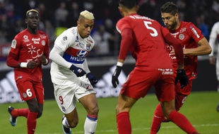 A l'image de Mariano Diaz, ici coincé entre trois défenseurs héraultais, l'OL n'a jamais su mettre à mal le MHSC ce dimanche.