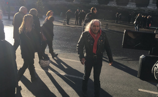 Le prêtre catholique et rockeur Guy Gilbert à l'hommage national rendu à Johnny Hallyday