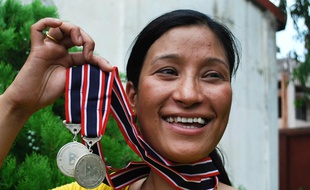 Anshu Jamsenpa a atteint deux fois le sommet de l'Everest en une semaine en mai 2017.