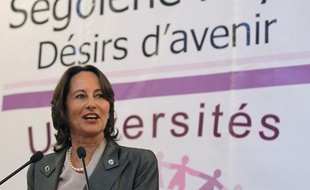 Ségolène Royal, présidente socialiste de la région Poitou-Charentes et candidate à la primaire du PS pour la présidentielle, prononce un discours, le 29 mars 2011, à la mairie du 4e arrondissement à Paris, à l'occasion de l'Université populaire participative sur la justice.