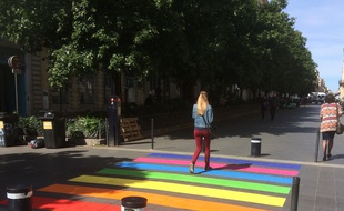 Le passage-piéton arc en ciel a été installé dans un secteur vidéo-protégé.