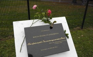 Deux cents personnes se sont rassemblées lundi à Clichy-sous-Bois (Seine-Saint-Denis) en hommage à Zyed Benna et Bouna Traoré, morts il y a trois ans jour pour jour dans un transformateur électrique, a constaté une journaliste de l'AFP.