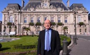 Jean Germain, alors maire PS de Tours, le 18 octobre 2013 devant l'hôtel de ville