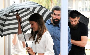 Géraldine Pillet (G), la compagne de Nikola Karabatic (C) et Luka Karabatic (D) arrivent le 16 juin 2015 au tribunal de Montpellier