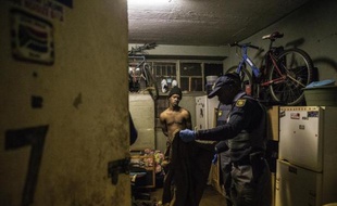 Des policiers sud-africains cherchent de la drogue et des armes lors d'une fouille dans un township de Johannesburg le 23 avril 2015
