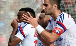 Les Lyonnais Lacazette et Gonalons contre Rennes, le 10 août 2014, à Gerland.