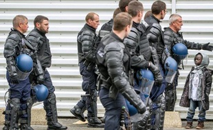 Des gendarmes français évacuent des migrants qui vivaient dans un camp près du Tunnel sous la Manche à Calais, le 2 juin 2015