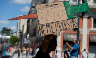 Lors d'une manifestation anti pass sanitaire à Toulouse, le 21 juillet 2021.