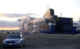 Le ferry Norman Atlantic, dont l'incendie a fait au moins 13 morts et un nombre indéterminé de "disparus", est amarré le 2 janvier 2015 dans le port de Brindisi, dans le sud de l'Italie