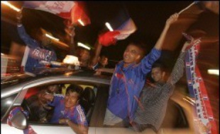 Plus de 10.000 personnes ont fêté la victoire des l'Equipe de France de football, mardi soir sur les Champs-Elysées, tandis que des foules de supporters en liesse faisaient résonner dans tout Paris les "Zizou, Zizou", "allez les bleus" ou le slogan "et 1 et 2 et 3-0" de 1998.