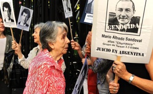 La mère d'un jeune homme disparu en 1976 manifestation le 9 avril 2014 devant l'ambassade de France à Buenos Aires avec le portrait de Sandoval