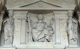 L'avocat de Yoni Palmier, détenu pour quatre meurtres commis avec la même arme dans l'Essonne, a annoncé lundi dans un communiqué le dépôt d'une plainte pour violation du secret de l'instruction, après la parution de procès-verbaux et d'une lettre reçue par M. Palmier.