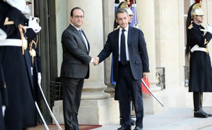 Le président français, François Hollande (g), et le président du parti Les Républicains, Nicolas Sarkozy, à Paris le 15 novembre 2015