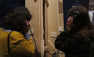 Le public de l'exposition peut écouter au casque les différentes versions de la Belle et la Bête de Béré.
