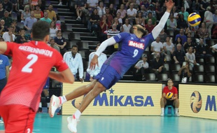 Un Ervin Ngapth aérien lors de la victoire de l'équipe de France de volley contre l'Italie en match de poule, à MOntpellier