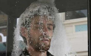 Simulation d'ensablage pour dénoncer cette technique dangereuse pour l'homme et l'environnement
