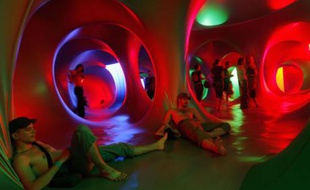 Espace de relaxation gonflable conçu par l'artiste britannique Alain Parkinson et mis en place pour le festival de musique de Sziget, Hongrie, le 13 août 2007.