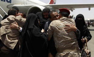 Des Yéménites sont accueillis par leurs familles le 20 mai 2015 à l'aéroport de Sanaa, après avoir participé à la coalition arabe conduite par l'Arabie saoudite