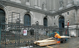 Les premières installations visent à sécuriser l'important chantier.