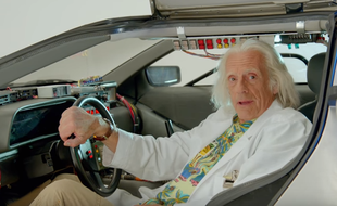 Doc (Christopher Lloyd), dans une vidéo promotionnelle publiée le 21 octobre 2015.