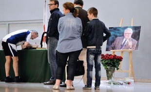 "Un guide", un homme "accessible et généreux", "un conteur fantastique": les Lillois venus samedi matin à l'hôtel de ville rendre hommage à Pierre Mauroy, décédé vendredi à l'âge de 84 ans, évoquaient chacun les "morceaux" de vie partagés avec leur ancien maire.