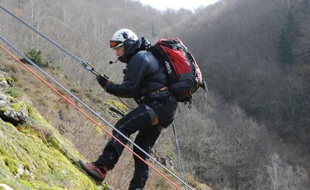 Pascal, un médecin descend en rappel lors d'un exercice de secourisme, à Bagnères-de-Luchon, le 23 février 2016