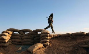 Un soldat de la coalition arabo-kurde syrienne à Al-Hol en Syrie, le 5 novembre 2015