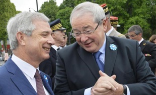 Le président de l'Assemblée nationale Claude Bartolone (g) au côté du président PS de la région Ile de France Jean-Paul Huchon, le 8 mai 2015 à Paris
