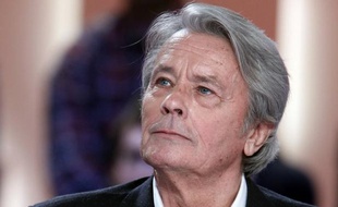 L'acteur Alain Delon, qui a subi mercredi une brève intervention destinée à corriger une arythmie cardiaque, a quitté l'Hôpital américain de Neuilly.