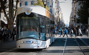 Le tramway dans le quartier de Belsunce à Marseille.