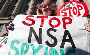 Des militants dénoncent les activités de la NSA, devant le Département de la Justice à Washington, le 17 janvier 2014