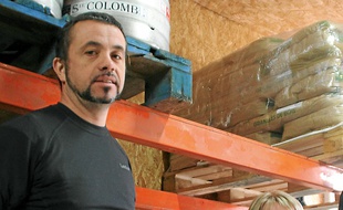 Gonny Everts (à droite) a embauché Pierrick il y a 7 ans comme brasseur.