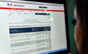 Un étudiant découvre les résultats de la plate-forme Parcoursup après avoir déposé ses vœux d'orientation.