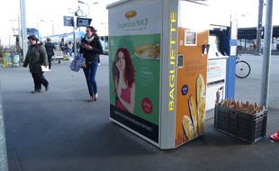 Le distributeur se situe au bout du quai 54