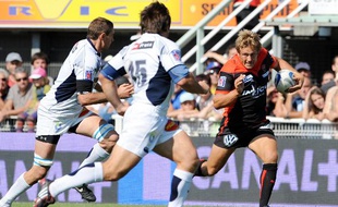 Le Toulonais Jonny Wilkinson, surveillé par deux Castrais lors d'un match du Top 14, le 3 octobre 2009.