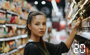 Illustration d'une femme prenant un produit dans un magasin d'alimentation