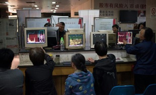 Des investisseurs à Shanghai le 12 mai 2015