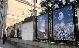 Dix femmes en situation de précarité s'exposent à Nantes, sur les grilles du conseil départemental