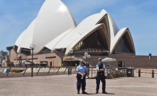 Des policiers surveillent l'opéra de Sydney, en Australie (illustration).