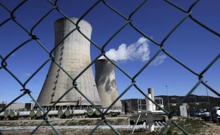 Vue des deux gigantesques tours réfrigérantes et leur panache de vapeur de la plate-forme Areva du Tricastin, le plus important site d'enrichissement d'uranium en Europe (650 ha), prise le 04 avril 2011 en bordure du Rhône, entre la Drôme et le Vaucluse.