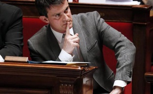 Manuel Valls, dont la popularité est en baisse, a reconnu jeudi être attentif aux sondages, tout en niant viser Matignon dans l'immédiat: "je veux continuer à la tête" du ministère de l'Intérieur.