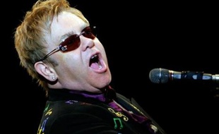 Le chanteur britannique Elton John donnera un concert à New York le 9 avril prochain pour lever des fonds en faveur d'Hillary Clinton, selon un communiqué du service de presse de la candidate démocrate à la présidentielle américaine.