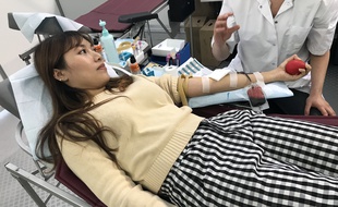 Yulia vient donner son sang pour la toute première fois, et envisage de le faire régulièrement.