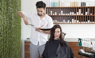Les produits chimiques des coiffeurs classiques abîment vos cheveux.